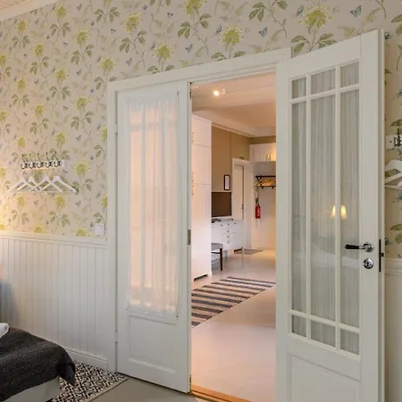 Lägenhet Charming Two-room In An Old 19th-century Wooden House Hangö